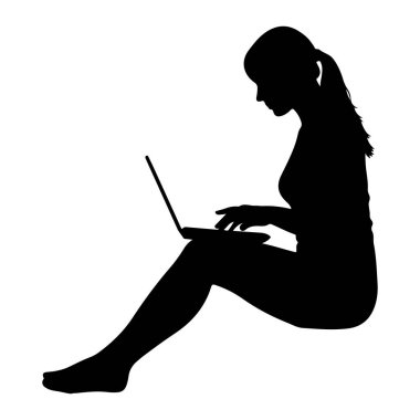 Bacak bacak üstüne atmış, dizüstü bilgisayarda yazan siyah bir kadın silueti. Saçları at kuyruğu şeklinde geri çekiliyor. Dizüstü bilgisayar açık ve önünde konumlandırılmış. Arka plan bembeyaz..