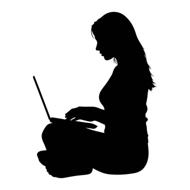 Beyaz arka planda bacak bacak üstüne atmış, dizüstü bilgisayarda yazmaya odaklanmış siyah bir kadın silueti. Saçları uzun ve sırtından aşağı akıyor. Dizüstü bilgisayar açık ve onun önünde, elleri klavyenin üzerinde..