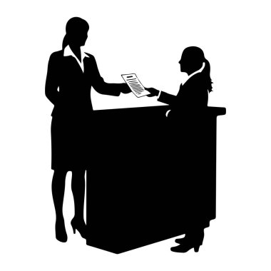 Siyah bir siluet resepsiyon masasında iki kadının etkileşimini gösteriyor. Bir kadın sol tarafta duruyor, profesyonel kıyafetler giymiş ve elinde bir belge var. Diğer kadın masanın arkasında duruyor, belgeyi alıyor. Sahne şu şekilde çekilmiştir: 