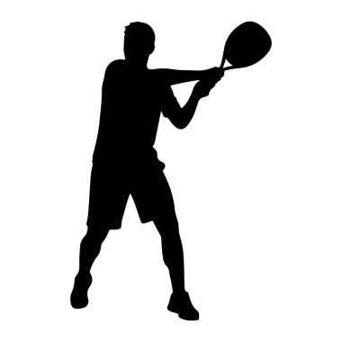 Bir tenis raketi sallama hareketinde, atletik giysili bir adamın siyah silueti tasvir edilir. Vücudu açılı, bir kolu başının üstünde raketi tutarak topa vurmaya hazırlanıyor. Şekil, düz beyaz bir torbaya karşıdır.