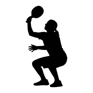 Hareket halindeki bir kişinin siyah silueti, servis yapmaya hazırlanırken başının üstünde bir tenis raketi tutuyor. Kişi, denge için sol elini dışa doğru uzatarak eğilir. Şort ve tişört giyiyorlar. Saçları da çekiç gibi.