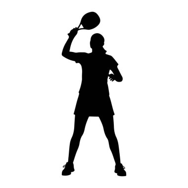 Kafasının üstünde raket tutan, topa vurmaya hazır bir kadın tenisçinin siyah silueti. Etek ve ayakkabılar da dahil olmak üzere atletik kıyafetler giyiyor ve vücudu güçlü bir salıncak için uygun durumda. Görüntü izole edilmiş.