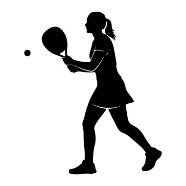 Profilde tenis oynayan siyah bir kadın silueti. O kısa bir etek giyiyor ve havada küçük bir topa vurmak için salıncağın ortasında bir tenis raketi tutuyor. Saçları at kuyruğu şeklinde geri çekiliyor. Görüntü basit, temiz bir siluet.
