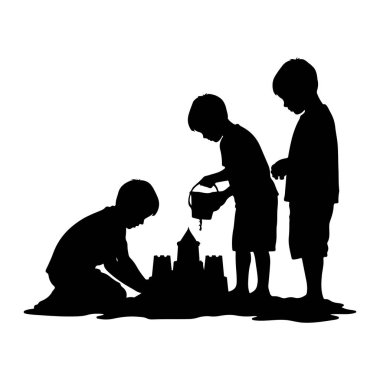 Sahilde oynayan üç çocuğun siyah silueti. Bir çocuk diz çöküp kumu şekillendiriyor. Başka bir çocuk bir kova tutuyor ve kumdan kaleye su döküyor. Üçüncü çocuk izliyor. Kuleleri olan bir kumdan kale yapıyorlar. 