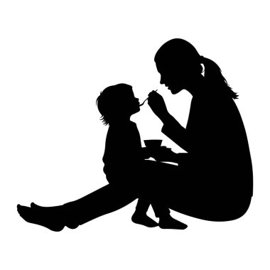 Küçük bir çocuğu kaşıkla besleyen siyah bir anne silueti. Anne kucağında küçük bir kase ile oturur ve çocuğa yemek sunmak için öne doğru eğilir, o da oturur ve kaşığa bakar. Arkaplan düz beyaz.