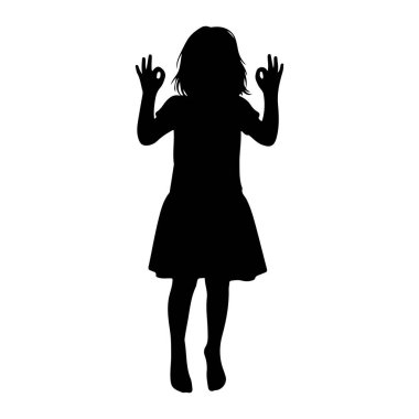 Beyaz arka planda duran genç bir kızın siyah silueti. O bir elbise giyiyor ve kollarını kaldırarak 