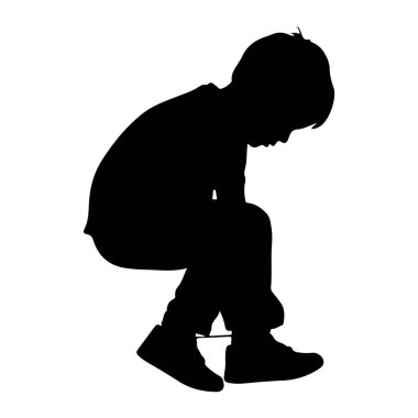 Genç bir çocuğun siyah silueti, bembeyaz bir arka planda çömelmiş bir şekilde tasvir edilir. Çocuğun başı eğik ve bakışları spor ayakkabılarla sarılı olan ayaklarına doğru eğik. Siluet çok net ve eksik.