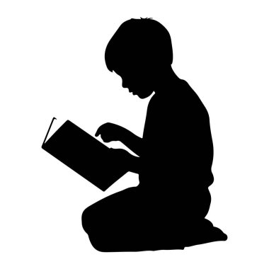 Yerde oturup açık bir kitap okuyan siyah bir çocuk silueti. Çocuğun kafası eğik, sayfalara odaklanmış, bir parmağı metni işaret ediyor. Arkaplan düz beyaz.