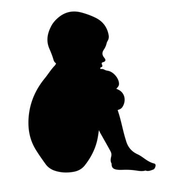 Küçük bir çocuğun siyah silueti, dizleri göğsüne kadar çekilmiş, sağa dönük bir şekilde otururken resmedilir. Çocuğun profili görünür, başları hafifçe eğik. Şekil, düz beyaz bir arkaplanda izole edilmiştir..