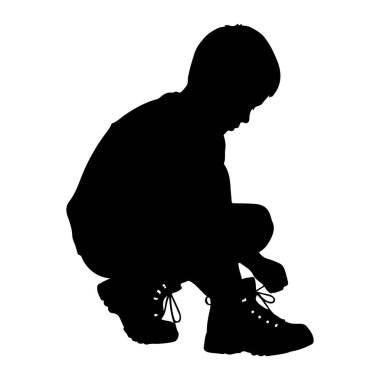 Ayakkabı bağcıklarını botlarına bağlamak için çömelmiş siyah bir çocuk silueti. Çocuğun kafası öne eğik vaziyete odaklanmış. Botlar görünür göz bebekleri ve bağcıklarla detaylandırılmış. Resim beyaz bir arkaplanda izole edilmiştir.