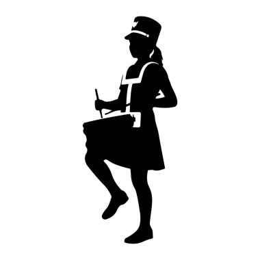 Yürüyüş bandosu üniformalı, şapka takan siyah bir kız silueti, orta adımda tasvir ediliyor. Elinde bagetler var ve vücuduna bantlanmış bir davul çalıyor gibi görünüyor. Görüntü, beyaz arkaplana karşı temiz bir kesit..