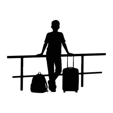 Siyah bir siluet kollarını korkuluklara dayamış duruyor. Sollarında bir sırt çantası ve sağlarında yuvarlanan bir bavul var. Arkaplan düz beyaz.