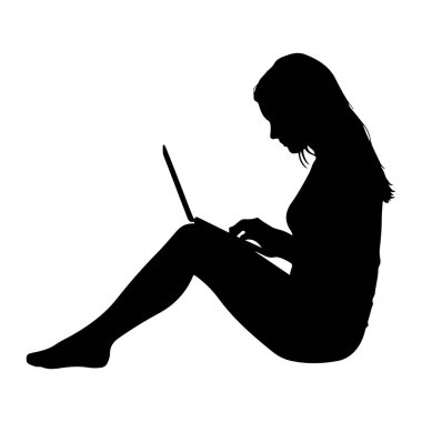 Bacak bacak üstüne atmış, açık bir dizüstü bilgisayarda yazan siyah bir kadın silueti. Saçları uzun ve sırtından aşağı akıyor. Arkaplan düz beyaz.