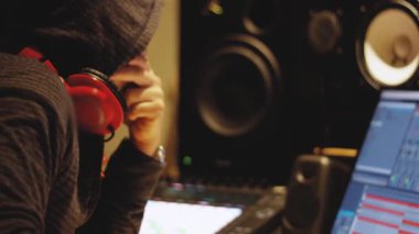 Pan müzik bir bilgisayar önünde çalışma yapımcısı