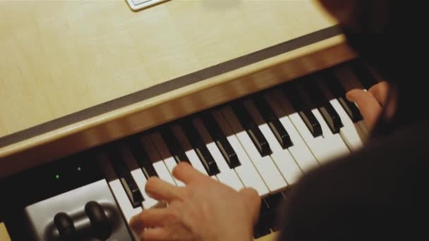 Musikproduzent spielt / programmiert Keyboards während er einen Track produziert — Stockvideo