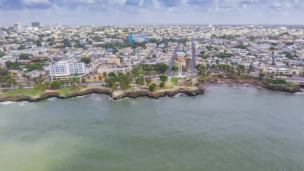 Hyperlapse воздушные выстрел из океана линии в Санто-Доминго, Доминиканская Республика — стоковое видео