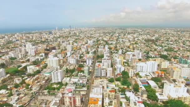 Luchtfoto Pan schot van Santo Domingo gebouwen in Dominicaanse Republiek — Stockvideo