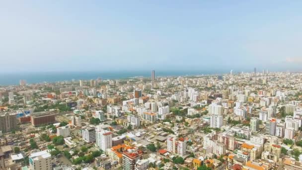 Repülnek át a légi felvétel a Dominikai Köztársaság, Santo Domingo fővárosa — Stock videók