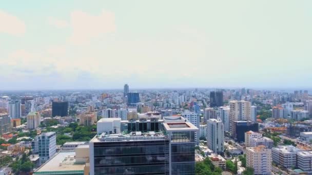 Vue aérienne du piédestal du bâtiment du centre-ville de Santo Domingo — Video
