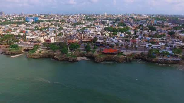 Piedestal Aerial skott i Santo Domingo malecon från vattnet — Stockvideo