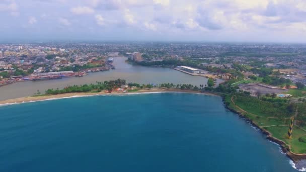 Lang Pan Aerial Shot van Santo Domingo de oceaan lijn met prachtige oceaan — Stockvideo