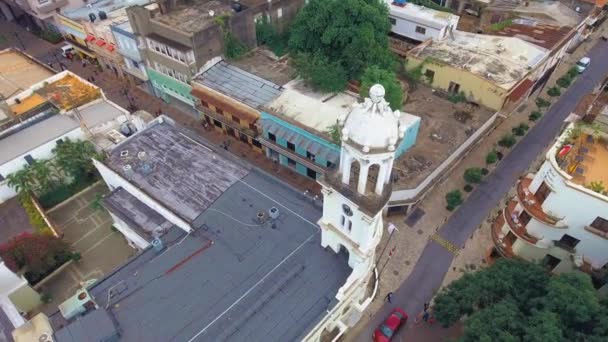 Tiros aéreos descendo na cidade velha Santo Domingo - República Dominicana — Vídeo de Stock