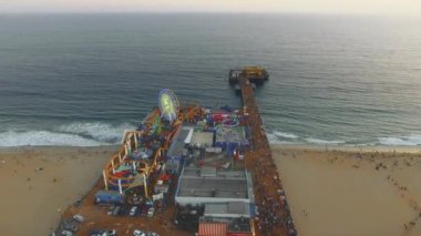 Santa Monica Pier vurdu ve California okyanusa doğru taşıma anteni