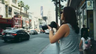 Los Angeles, Kaliforniya'da Hollywood Bulvarı civarında fotoğraf çekimi kadın