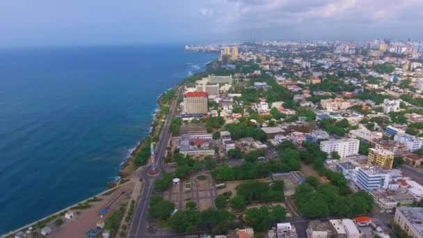 Aerial Shot de Santo Domingo Capital en República Dominicana ciudad vieja y playas — Vídeo de stock