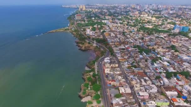 Bird's Eye Aerial Shot van Santo Domingo de malecon met de Oceaan en de stad — Stockvideo