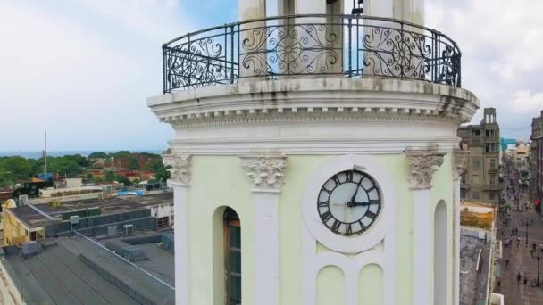 Pedestal Aerial Shot of Museum en Santo Domingo Ciudad Vieja de República Dominicana — Vídeo de stock