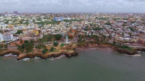 Belo tiro aéreo Pan de Santo Domingo Malecon na República Dominicana — Vídeo de Stock