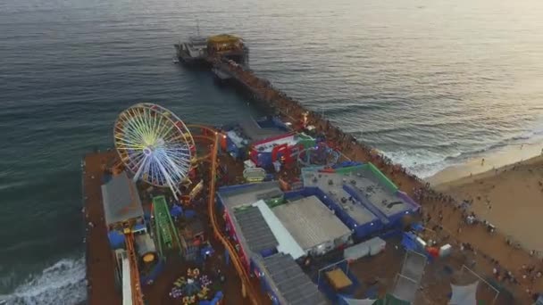 Luftaufnahme aus dem Ozean, Fahrgeschäfte und Santa Monica Pier in Kalifornien — Stockvideo