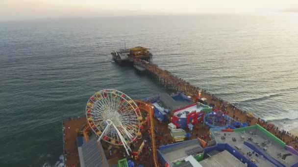 Disparo aéreo sobre los paseos en el muelle de Santa Mónica en California — Vídeos de Stock