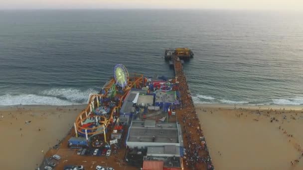 Foto aerea sopra il molo di Santa Monica e si dirige verso l'Oceano in California — Video Stock