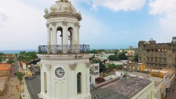 Pedestal aéreo tiro de museu na cidade velha Santo Domingo, República Dominicana — Vídeo de Stock