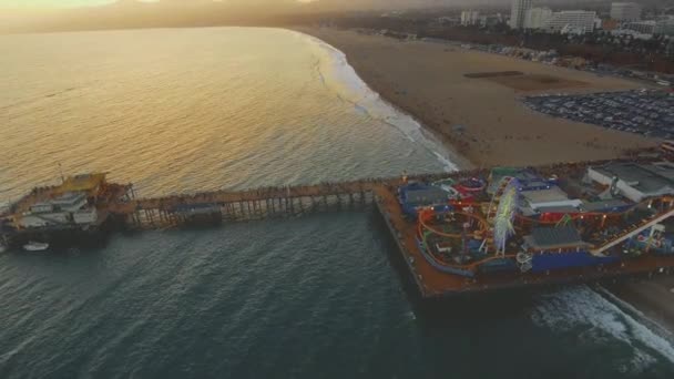 Luftaufnahme des Santa Monica Strandes und der Seebrücke in Kalifornien während des Sonnenuntergangs — Stockvideo