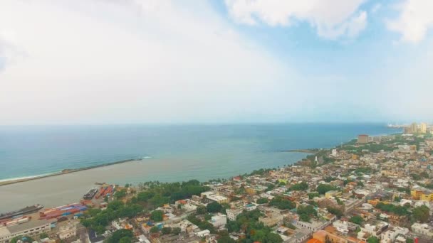 Overdag antenne schot van de oude stad in de hoofdstad Santo Domingo in de Dominicaanse Republiek — Stockvideo