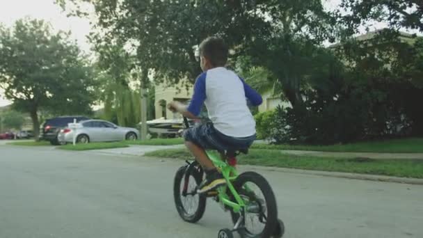 Movimiento Lento Niño Divirtiéndose Mientras Monta Bicicleta Una Calle Del — Vídeo de stock