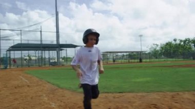 Ağır çekim ilk aşamaya boş beyzbol Parkı'nda çalışan küçük çocuk