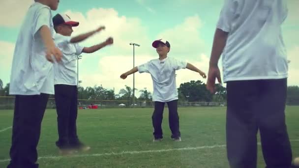 慢动作镜头的小男孩做手臂伸展 围绕他们周围的棒球练习 — 图库视频影像