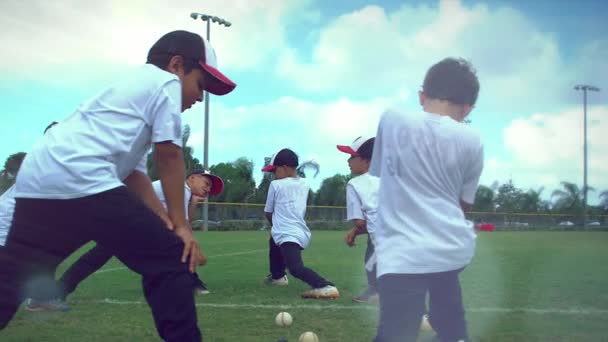 Slow Motion Små Pojkar Stretching Baseball Praktiken — Stockvideo