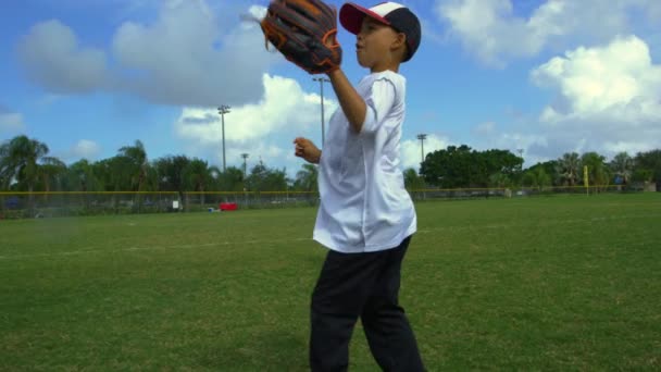 Lento Tiro Movimento Dois Meninos Pegando Bola Jogando Treino Beisebol — Vídeo de Stock