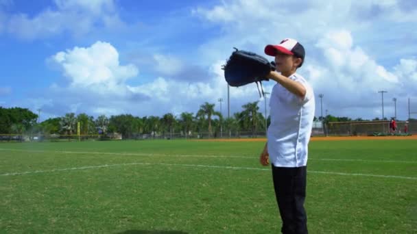 小さな男の子が練習中に公園で野球をスローとキャッチの昼間のスローモーション — ストック動画