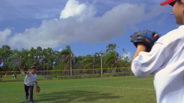 两个孩子在棒球公园练习的白天慢动作镜头 — 图库视频影像