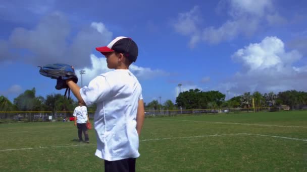 子供に投げるとキャッチ ボール野球の練習中に公園のスローモーション — ストック動画
