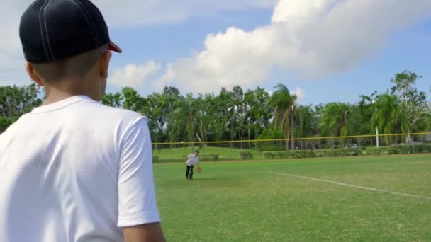 Slow Motion Bakifrån Unge Som Fångar Bollen Kastas Annan Unge — Stockvideo