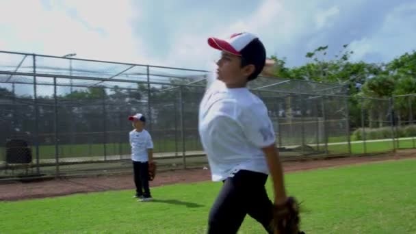 Fantastiska Slowmotion Närbild Barnen Att Fånga Och Kasta Bollen Baseball — Stockvideo