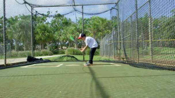 野球場のバッティングでバットで地面を打つ男の子のスローモーション撮影 — ストック動画