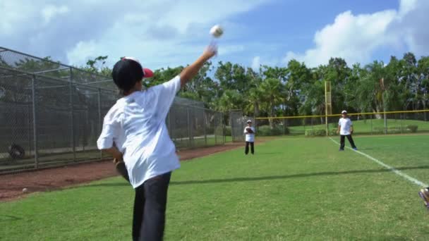 慢动作射击四个孩子在公园练习棒球 投掷和捉住 — 图库视频影像